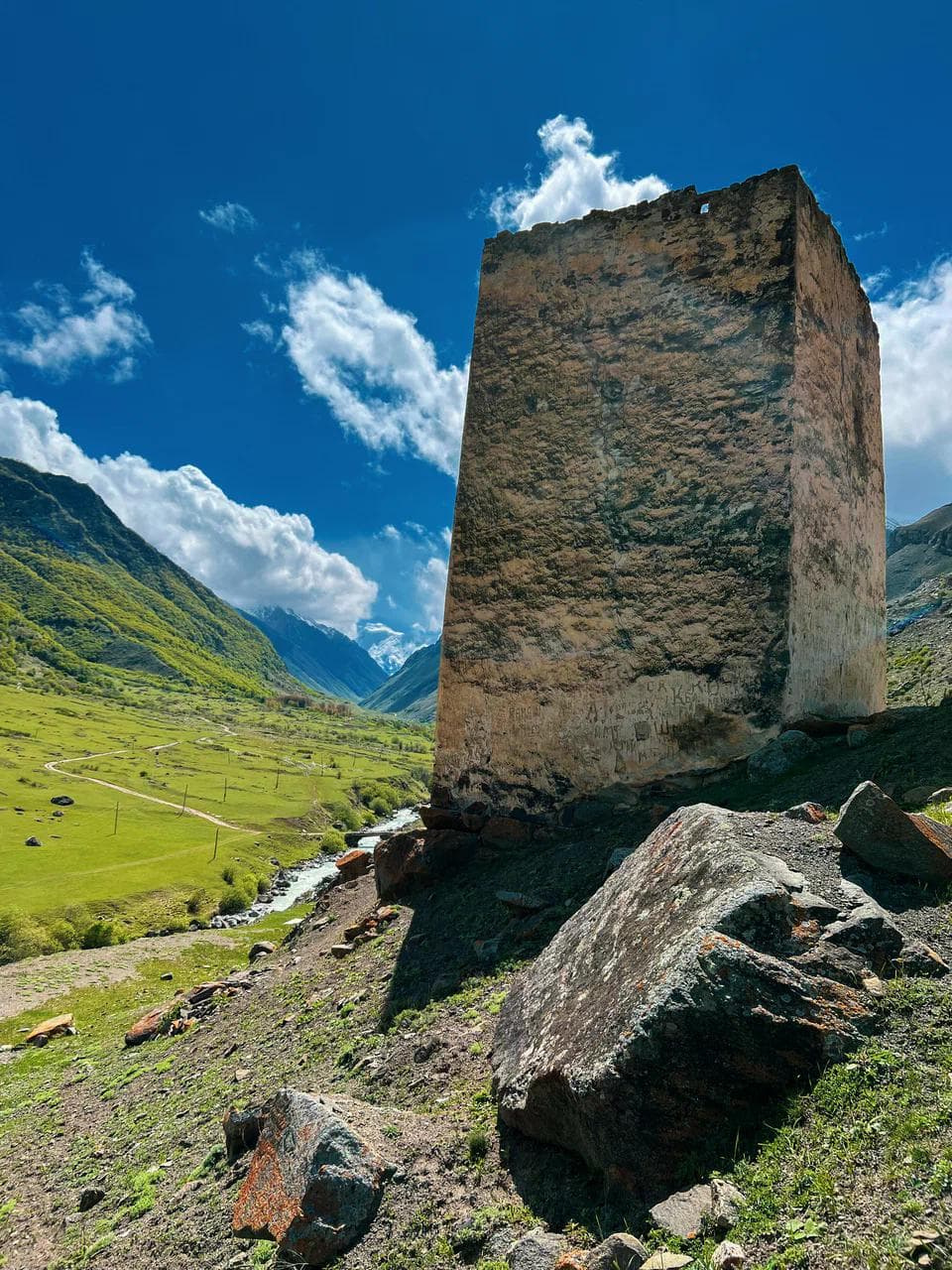 Старинная сторожевая башня в селе Безенги